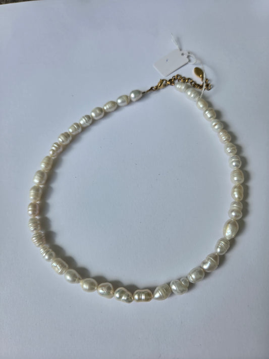 Simple pearl necklace